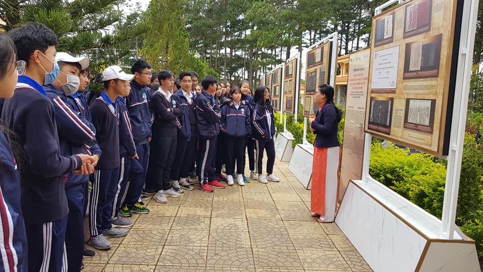 Học sinh trường THPT Trần Phú tham quan triển lãm Mộc bản triều Nguyễn