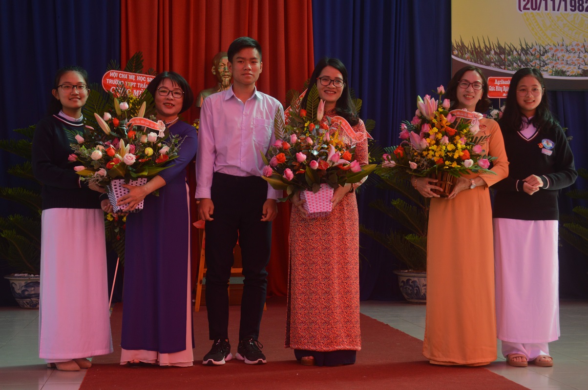 Sáng ngày 20/11/2020, trường THPT Trần Phú long trọng tổ chức lễ kỉ niệm 83 năm ngày nhà giáo Việt Nam